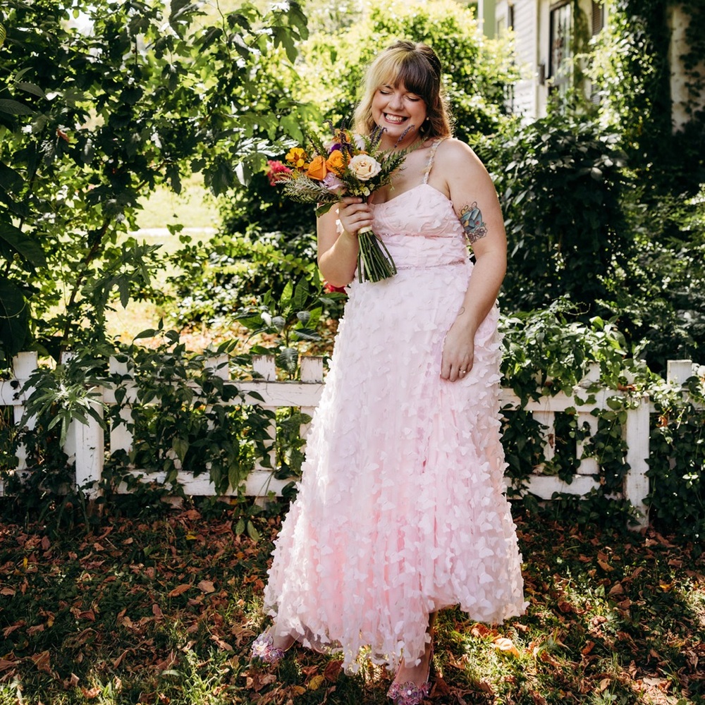 I’m Sadie. Imagine your buying clothes from your kinda cool millennial aunt ✌🏻